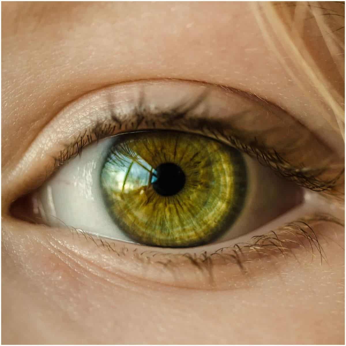 What is the spiritual meaning of glowing green eyes
