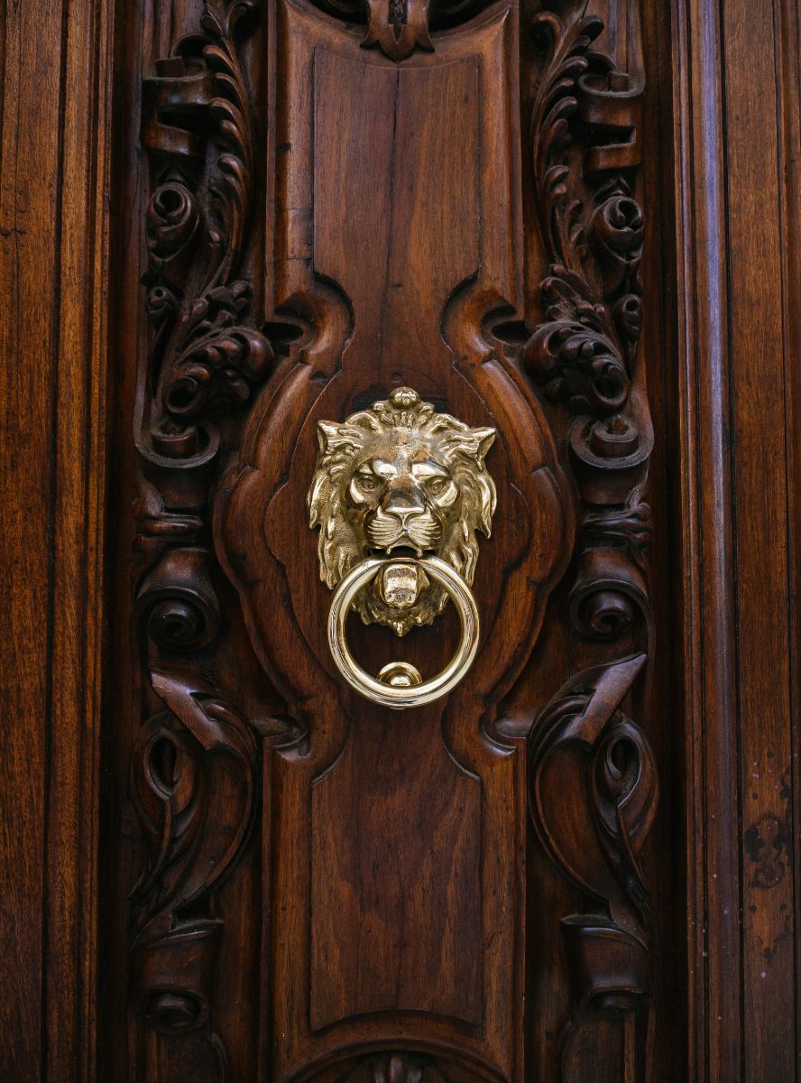 Doors opening by themselves Spiritual Meaning